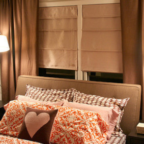 חדר שינה קטן עם מיטה ליד החלון