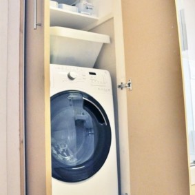 Bir çamaşır makinesi için uzun ve dar kabin