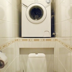 Niche dans les toilettes pour une machine à laver