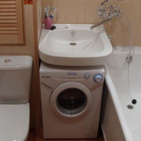 Banyo ve tuvalet arasında çamaşır makinesi için yer