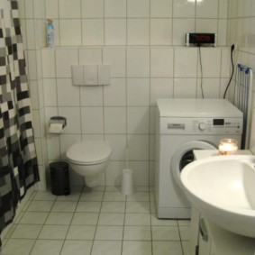 Place pour une machine à laver près des toilettes