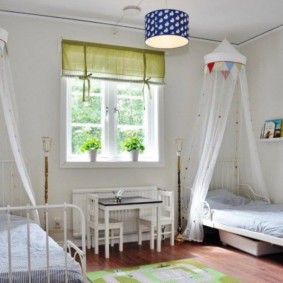 חדר שינה לילדים עם מיטה ליד החלון