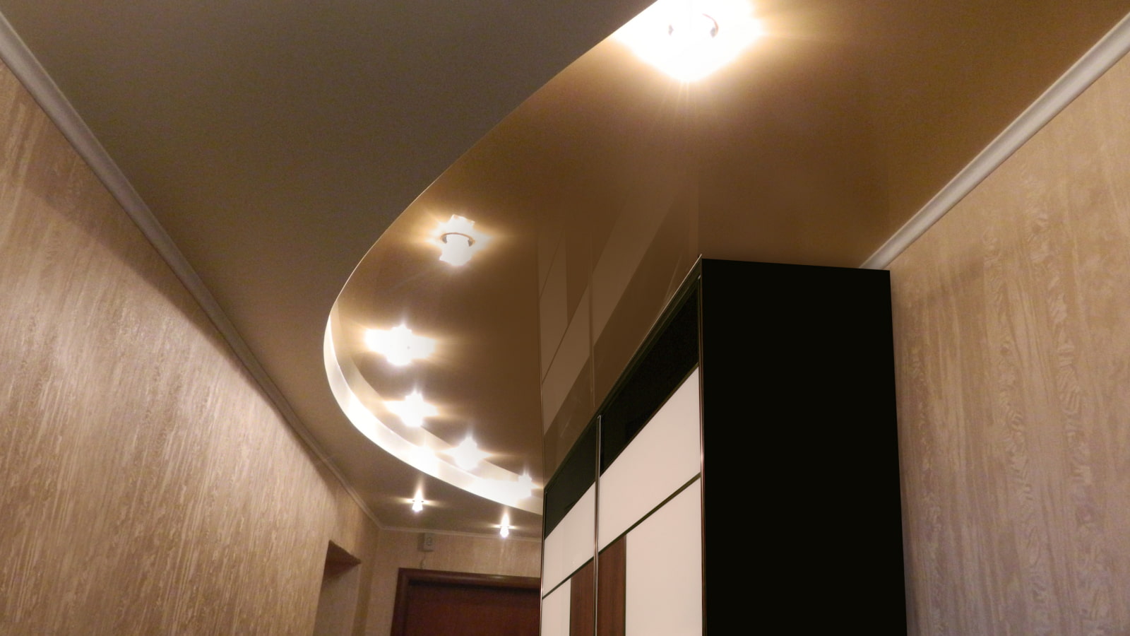 plafond suspendu à l'intérieur du couloir