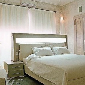 חדר שינה מואר עם מיטת חלון