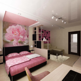 דירת חדר עם מיטה ותמונת ספה