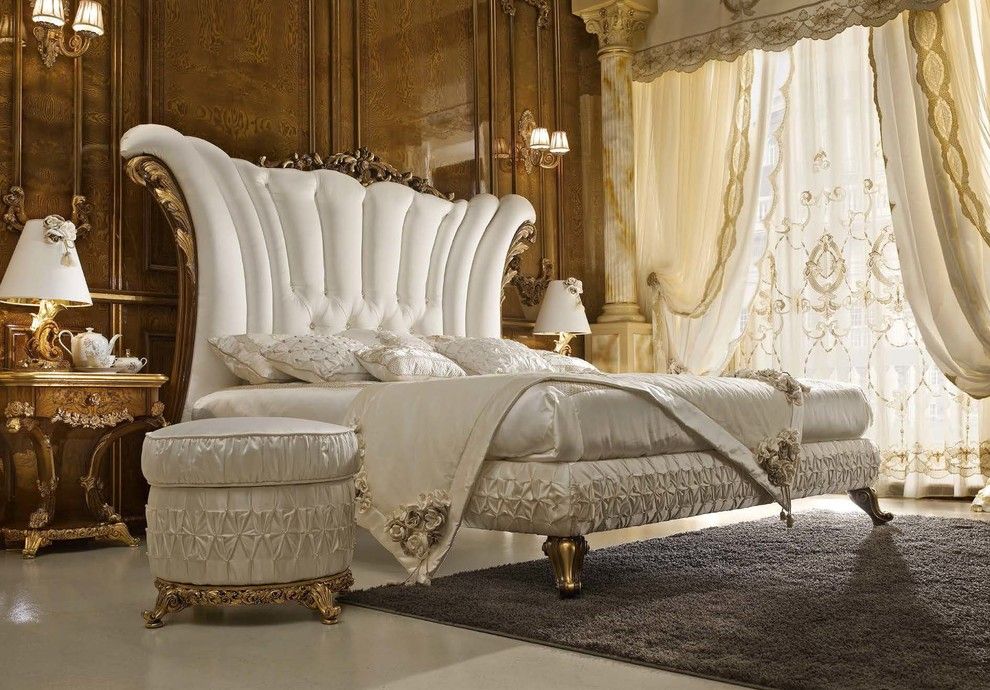Barok tarzı yatak odasında güzel yatak