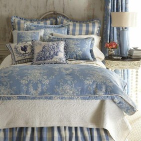 Giường trong phòng ngủ căn hộ kiểu Provence