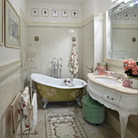 Geniş, rustik banyo