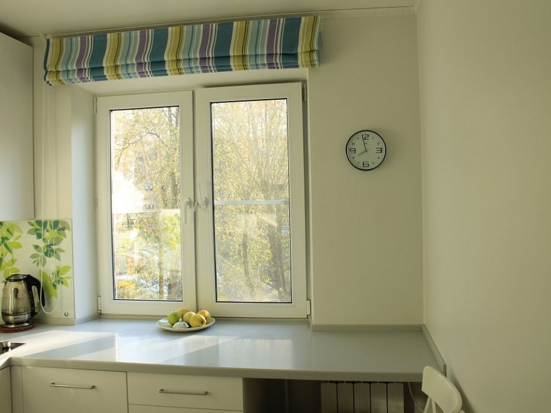 Römischer Vorhang am Küchenfenster in Chruschtschow