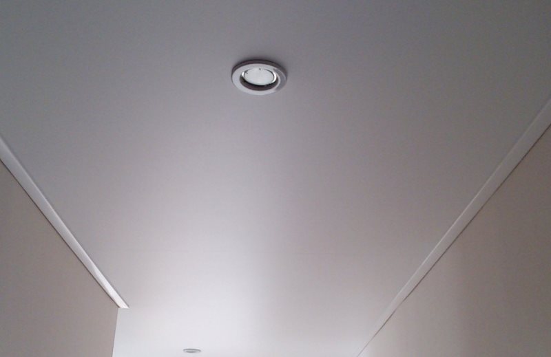 Luminaire encastré sur une surface plane au plafond