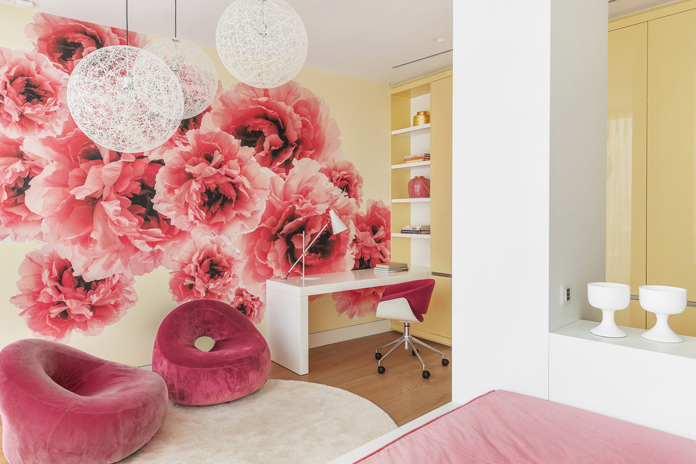 Grandes fleurs roses sur le papier peint de la chambre
