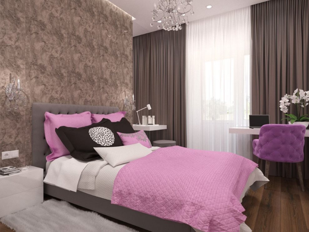 Kahverengi perdeler ile bir yatak odasında pembe yastıklar