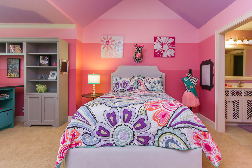 غرفة نوم وردية أرجوانية داخلية