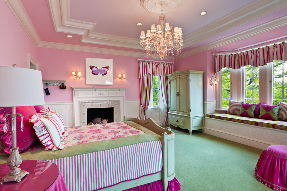 أرضية خضراء في غرفة النوم مع جدران وردية
