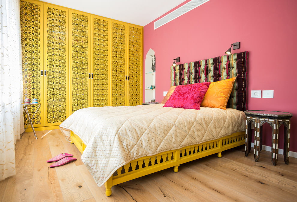 מיטה צהובה בחדר ורוד