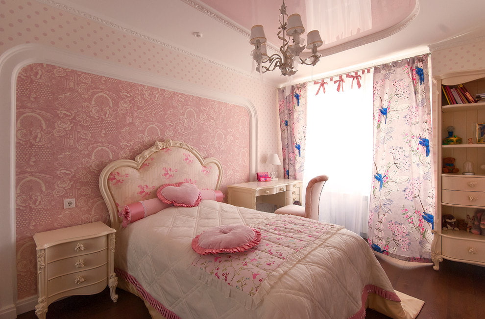 Papier peint rose dans la chambre d'une fille