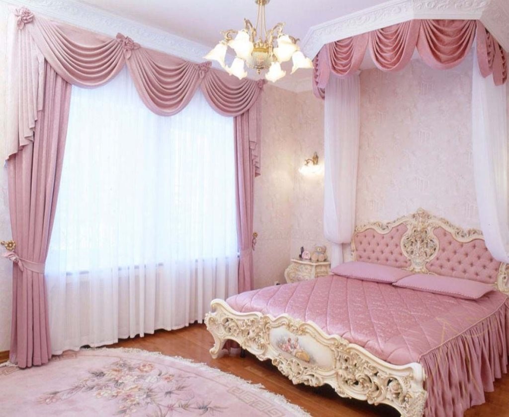 Rideaux en tissu rose dans la chambre classique