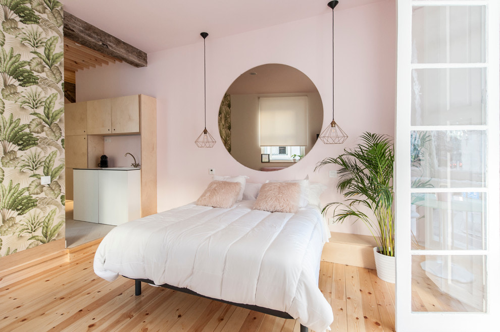 Pembe yatak odası duvar beyaz yatak örtüsü