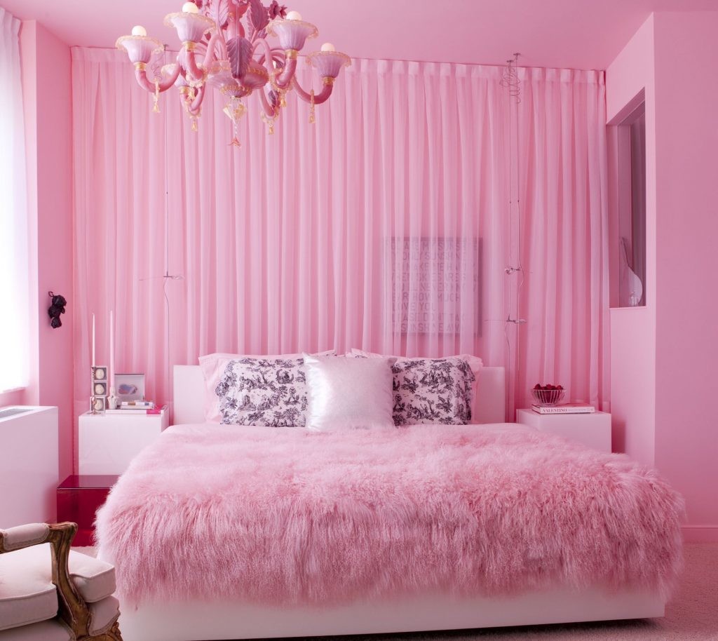 ผ้าม่านสีชมพูในห้องนอน