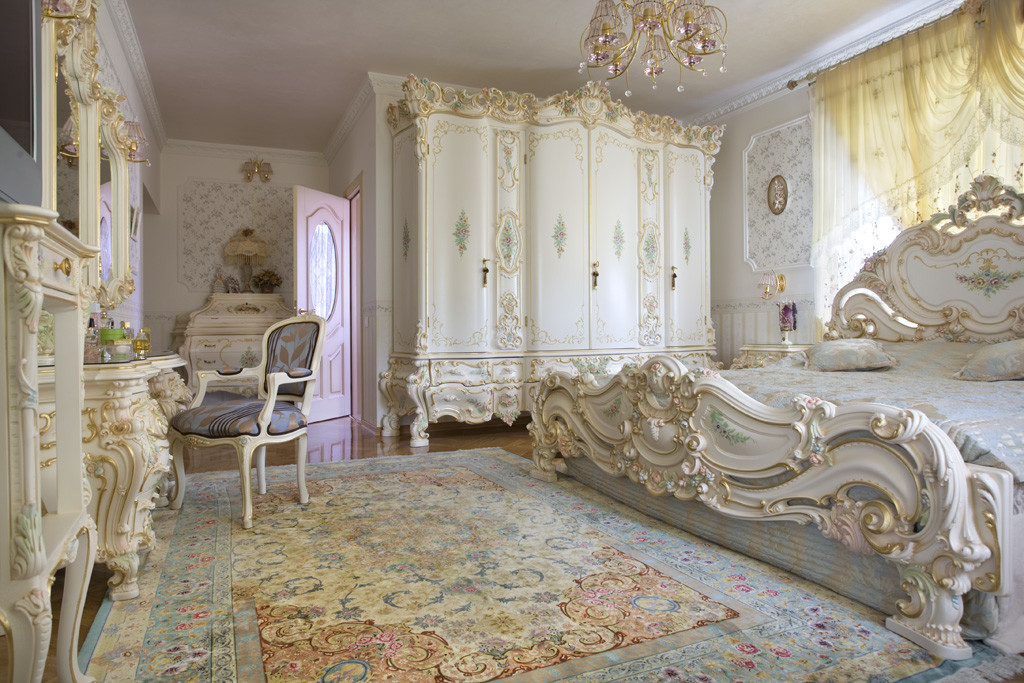 Geniş bir Barok yatak odasında oyma dolabı