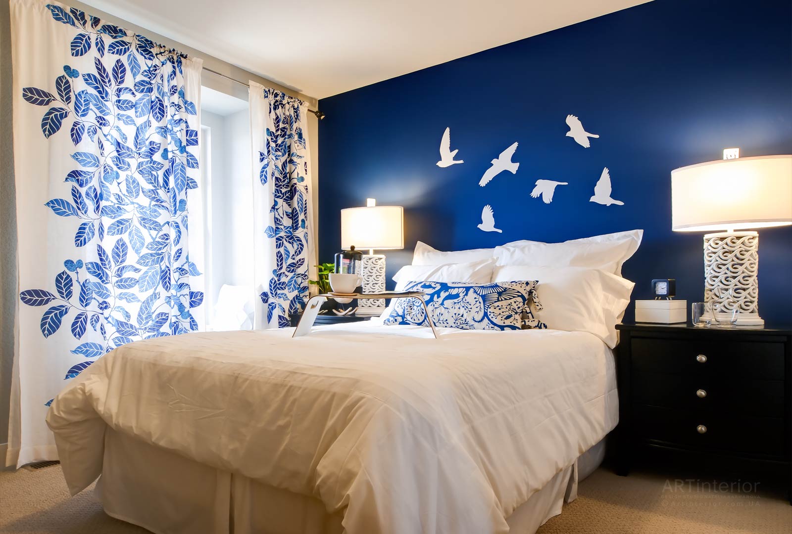 chambre à coucher dans un décor bleu photo