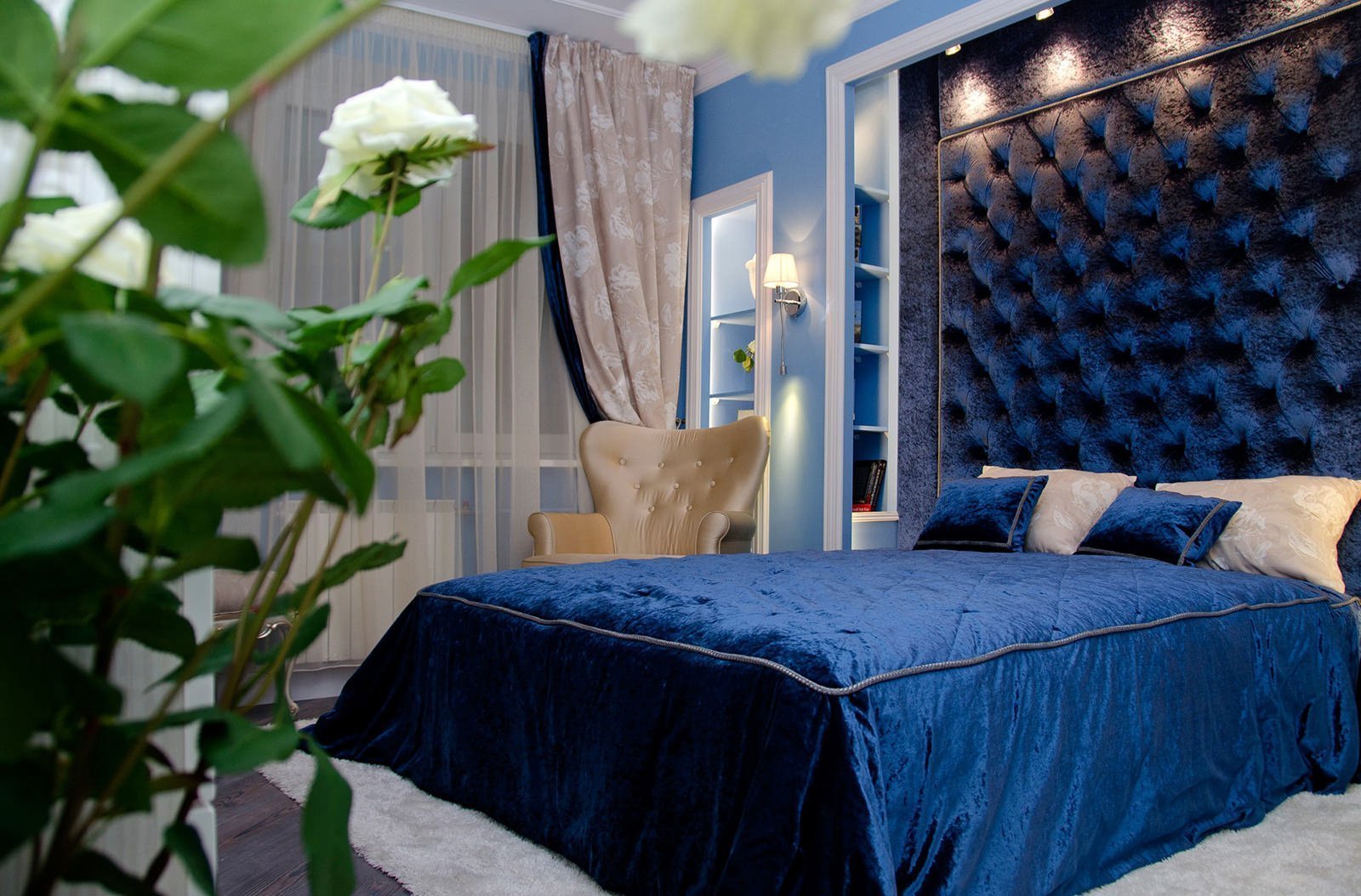 غرفة نوم في صورة التصميم الأزرق