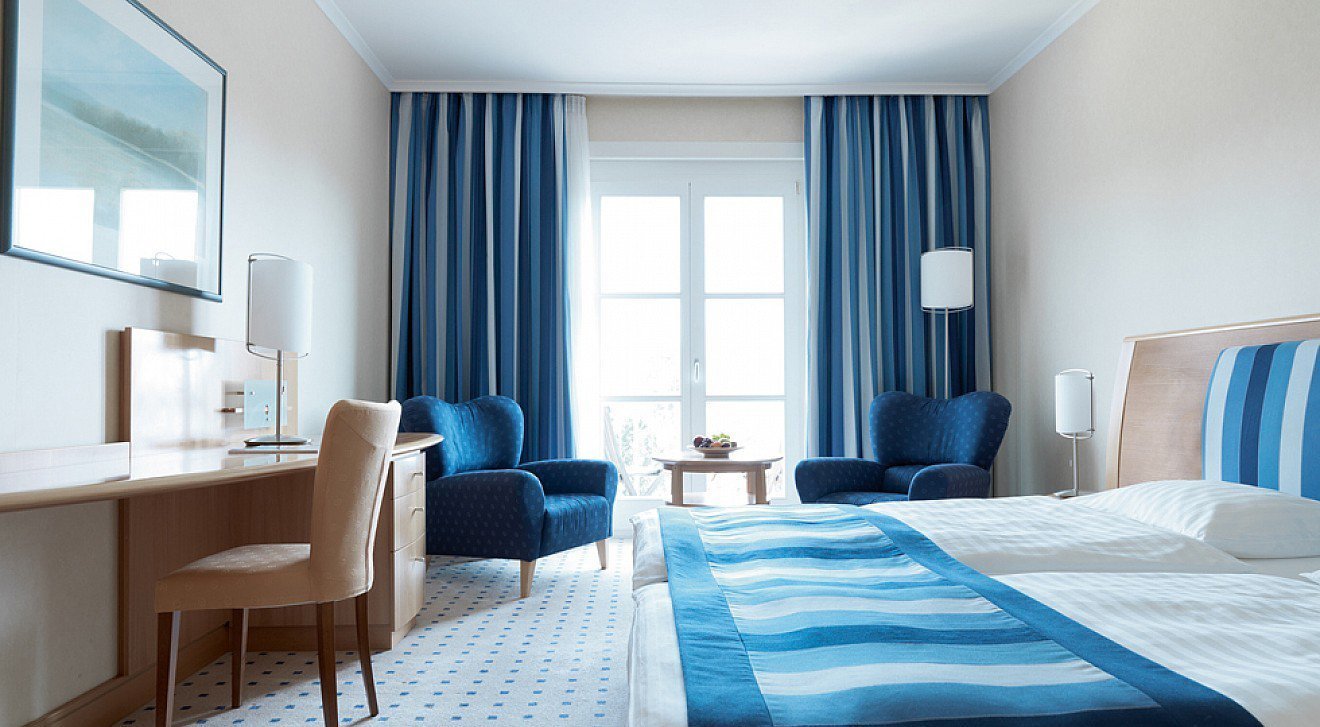غرفة نوم في الصورة الداخلية الزرقاء