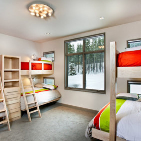 חדר שינה לילדים עם מיטה ליד החלון