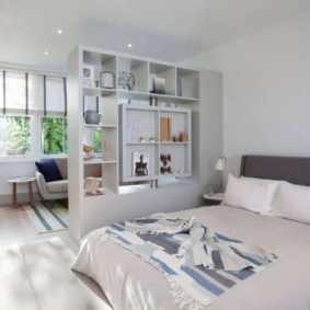 camera de zi și dormitorul într-o idee de design pentru o cameră