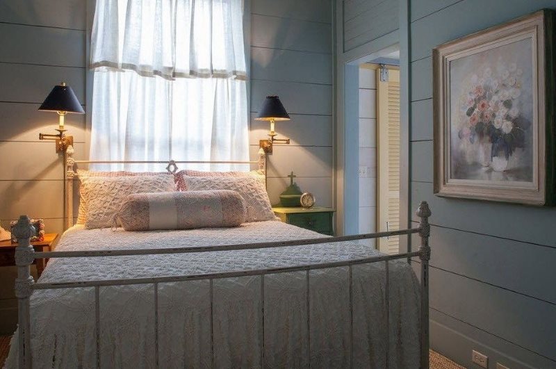 מיטה זוגית בחדר שינה קטן בסגנון כפרי