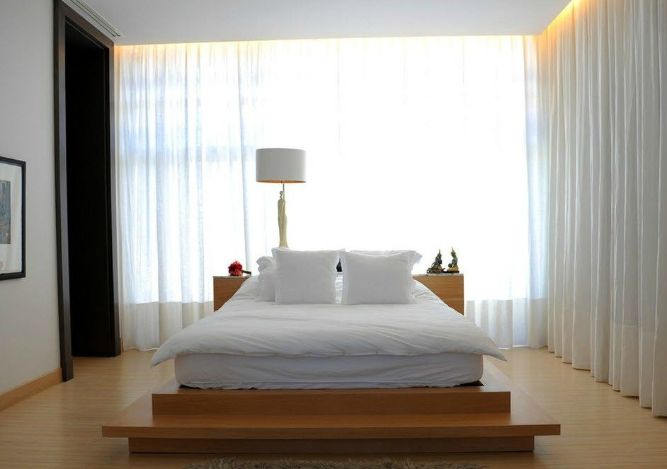 חדר שינה עם עיצוב מיטות חלונות