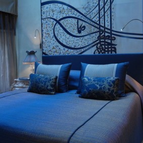 غرفة نوم في الصورة اللون الأزرق