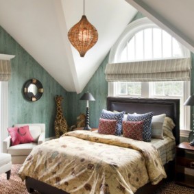 חדר שינה מזרחי עם מיטת חלון