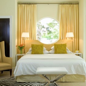 חדר שינה קל עם מיטת חלון