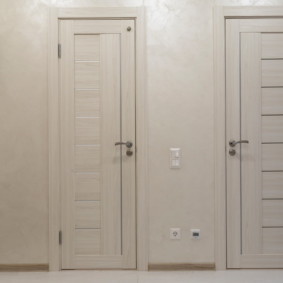 apartmanda parlak kapılar