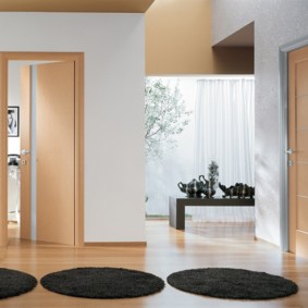 דלתות בהירות בעיצוב הדירה