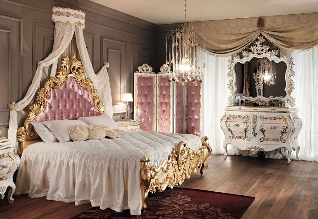 سرير فاخر مع ظهور مطلية بالذهب
