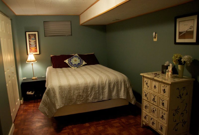 חדר שינה ללא חלון תקרה נמוך