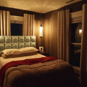 pencerenin yanında bir yatak ile rahat yatak odası