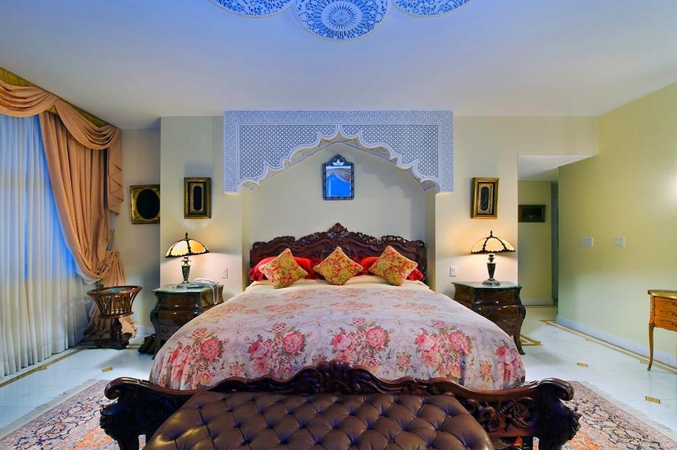 King size yataklı oryantal tarzda yatak odası