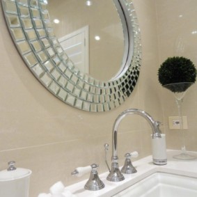 ارتفاع المرآة فوق الصورة تصميم بالوعة الحمام