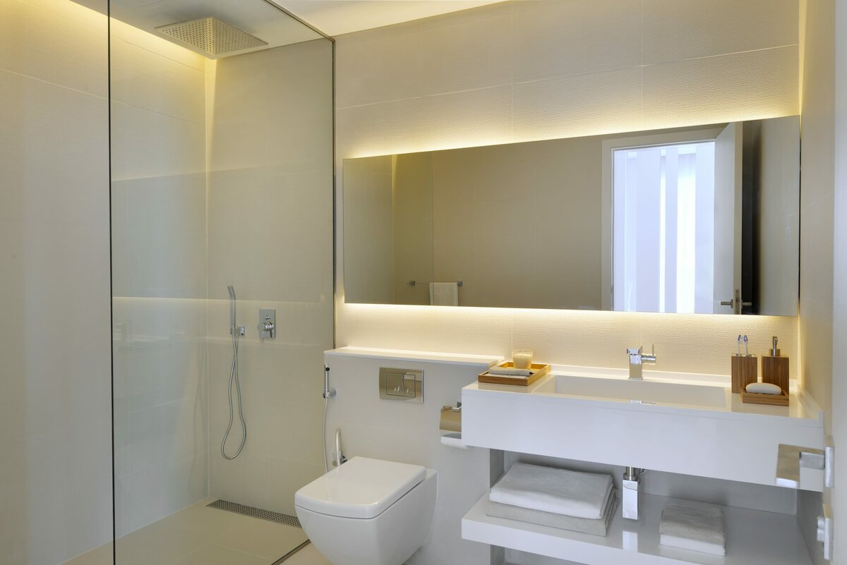 ارتفاع مرآة فوق أفكار تصميم بالوعة الحمام