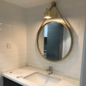 hauteur du miroir au-dessus de l'évier dans la conception de la photo de la salle de bain