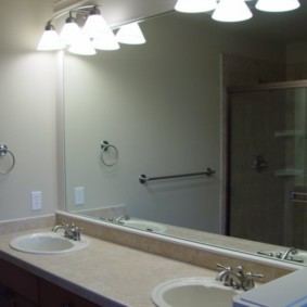 ارتفاع المرآة فوق خيارات صورة بالوعة الحمام