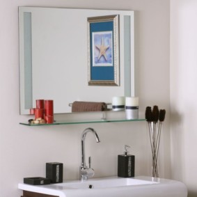 hauteur du miroir au-dessus de l'intérieur de la salle de bain