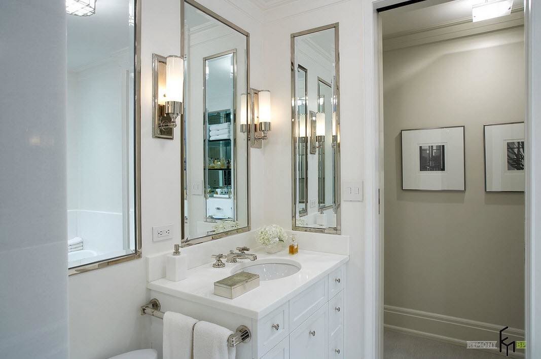 hauteur du miroir au-dessus du lavabo à l'intérieur de la salle de bain