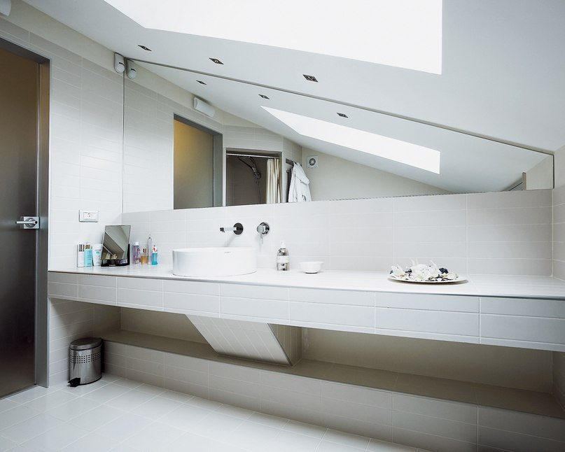 hauteur du miroir au-dessus des options de lavabo de la salle de bain