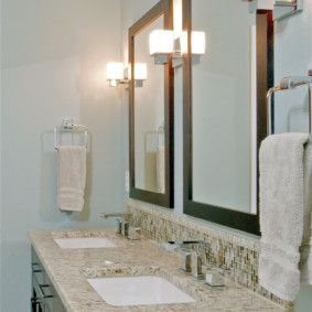 la hauteur du miroir au-dessus du lavabo dans le décor de la salle de bain