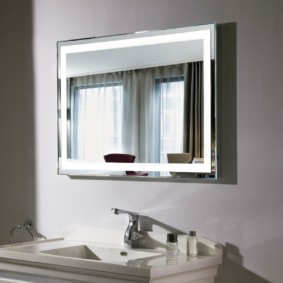 ارتفاع المرآة فوق تصميم بالوعة الحمام