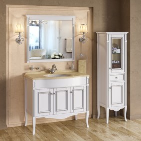 hauteur du miroir au-dessus de la conception de l'évier de la salle de bain